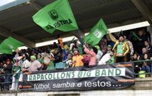 Los aficionados llenaron el campo Ara Solis de Fisterra y animaron con instrumentos musicales. 