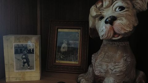 El primer juguete que tuvieron ella y su hermano Javier, junto a las fotos antiguas en las que posan ambos con el mismo