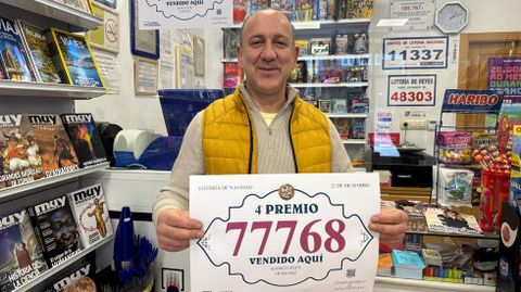 Jos Lema, feliz de haber vendido un cuarto premio en el Kiosko D'Pepe que regenta en la calle Greco de urense.