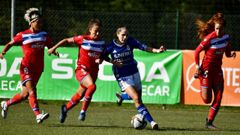 Isina trata de llevarse el esf�rico ante la presi�n de tres futbolistas del Espanyol