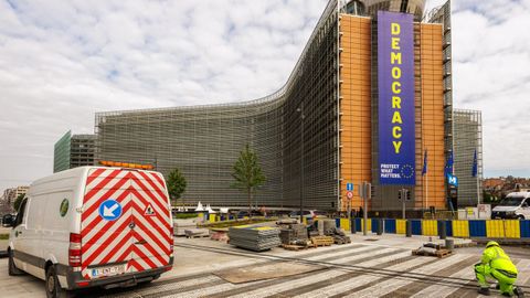 Edificio de la Comisi�n Europea en Bruselas, con un cartel que anima a proteger la democracia.