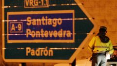 En una foto de archivo, un guardia civil hace un control de alcoholemia a un conductor