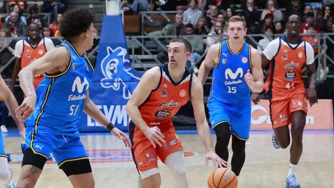 Joe Cremo maneja el bal&oacute;n durante el duelo ante el Estudiantes en el Coliseum.