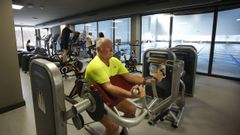 La piscina cuenta con un gimnasio