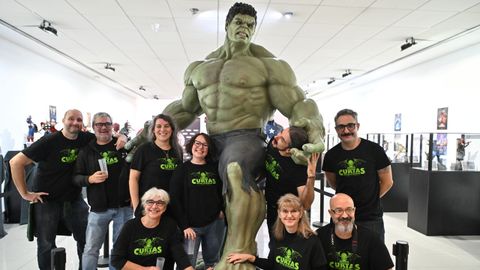 <span lang= gl >Membros do Curtas Festival do Imaxinario de Vilagarca de Arousa, o pasado venres posando diante da figura de Hulk na inauguracin da exposicin sobre heroes da Marvel do certame audiovisual</span>