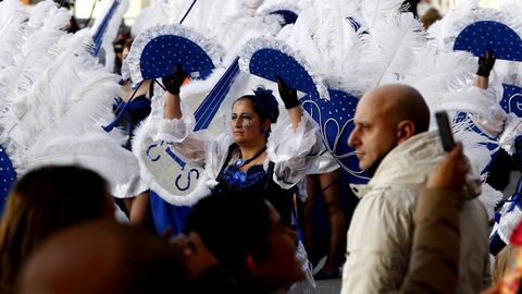 Comparsas de Carnaval.Bailarinas con abanico