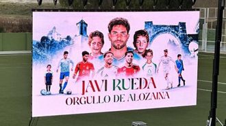 Mural dedicado a Javi Rueda en el campo de f�tbol de Alozaina, que lleva su nombre.