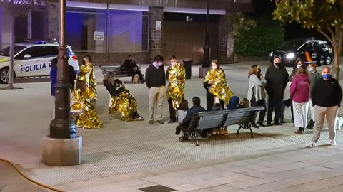 Vecinos desalojados de sus casas por un incendio en la calle Celestino Mendizábal de Oviedo