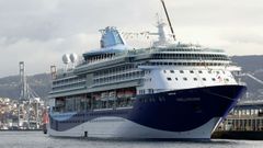 El crucero Maerlla Discovery atracado en el puerto de Vigo, a donde hoy se desplazarán más de 1.700 turistas británicos para embarcar y zarpar al Caribe