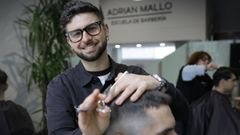 El peluquero y empresario coru��s Adri�n Mallo, de 31 a�os, en el centro de formaci�n que acaba de abrir en A Galiteira