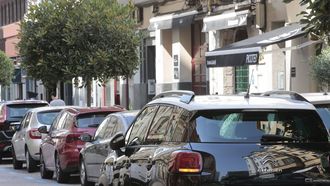 Un coche aparcado en doble fila en A Coru�a