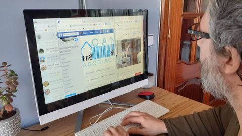 Roberto Taboada, presidente vecinal de Canido, siguiendo desde su casa una de las actividades de la asociaci�n a trav�s de Facebook