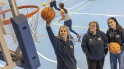 Begoa del Ro, delegada de Santiago de la Fegaba, junto a Ins Corbal, trabajadora de la delegacin compostelana y Mara, responsable de comunicacin de la federacin gallega (en la foto, de izquierda a derecha). Ellas han sido tres de las principales impulsoras de la campaa Elas Seguen na Cancha, con la que se busca que las chicas no dejen este deporte al dar el salto a cadete.