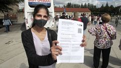 Sandra Mart�n, con el certificado que demuestra que no tiene covid-19