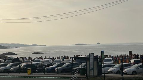 Numerosas personas se congregaron en la playa burelense de A Marosa para seguir el fen�meno
