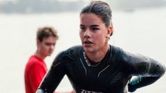 La rianxeira a su salida del agua tras acabar la natación en la Copa del Mundo de Tata.