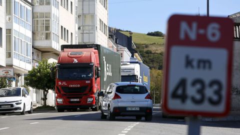 Tr�fico de camiones circulando por el centro de Pedrafita