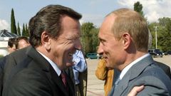 El entonces canciller alemn Gerhard Schroeder y el presidente ruso, Vladimir Putin, saludndose efusivamente en un encuentro en Rusia en el 2004.