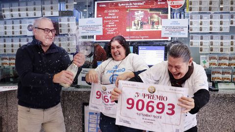 La administraci&oacute;n del centro comercial Los Rosales tambi&eacute;n reparti&oacute; parte del tercer premio del sorteo de la loter&iacute;a de Navidad