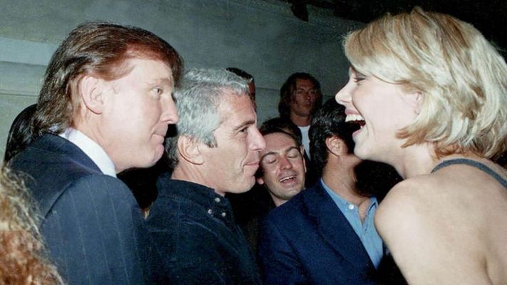 Donald Trump con Jeffrey Epstein y la modelo Ingrid Seynhaeve, en una imagen de 1997