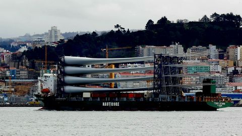 El buque con las palas e�licas en el muelle transversal
