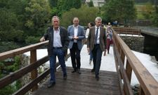 El vicepresidente Alfonso Rueda (derecha) visit� el puente junto a los alcaldes de Touro y Vila de Cruces. 