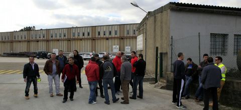 Los trabajadores se concentraron delante de la factor�a entre las tres y las cuatro de la tarde. 