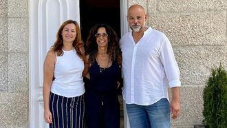 Patricia Leiro y Henrique Silva, dueos del hotel, con Rosario.
