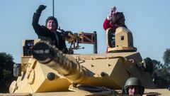 Milei se sube a un tanque durante un desfile militar