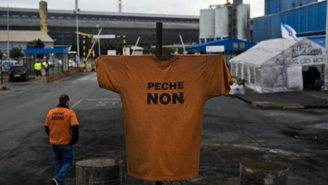 Desánimo en A Grela. En febrero del 2019, de cuando es la foto, las cubas de electrólisis de la planta pararon hasta nuevo aviso. Un año después, siguen condicionadas al precio de la electricidad