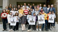 Alumnos del CEIP Vicente L�pez Valc�rcel de Carral, con el cartel que crearon para la 22.� Festa do Pan
