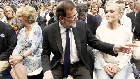 Lo genuino. Rajoy, que cerr� campa�a en Madrid con Esperanza Aguirre y Cristina Cifuentes, dijo que, frente a las ocurrencias e improvisaciones de los dem�s, se sabe qu� se vota cuando se vota al PP; mientras que �cuando se vota a otro se puede estar votando al PSOE sin que uno se entere�. 