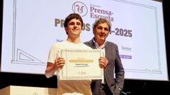Manuel Torrado, estudiante de segundo de bachillerato del IES Eusebio da Guarda (A Corua) recibi de manos de Santiago Prez, gerente de La Voz de Galicia, el premio al mejor comentario de texto, el concurso que Prensa-Escuela estren el ao pasado