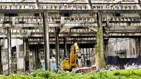 Maquinaria de obra y excavadoras trabajando ayer en los terrenos para continuar con los trabajos de derribo de la nave de hormig�n.
