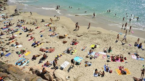 Las playas de Riazor, Orzn, Matadero y San Amaro se han llenado de gente en el primer da de la fase 2 de la desescalada, con el bao ya permitido