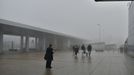 Imagen de archivo de pasajeros en Alvedro en un d�a de niebla