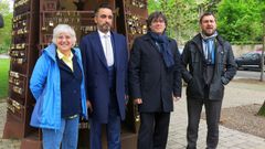 Puigdemont, junto a los dos otros huidos en B�lgica (en los extremos), y su abogado.