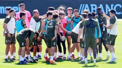 La semana se hizo larga y los jugadores del Celta Fortuna quieren que llegue el partido cuanto antes; el buen ambiente presidi� este viernes el �ltimo entrenamiento del curso.
