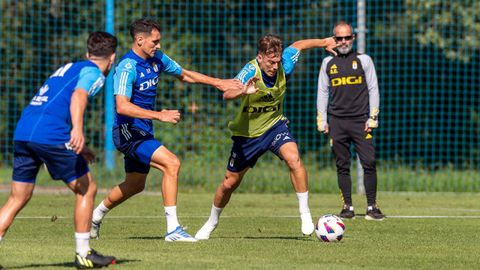 Paulino y Dani Calvo, con Cervera al fondo, durante un entrenamiento