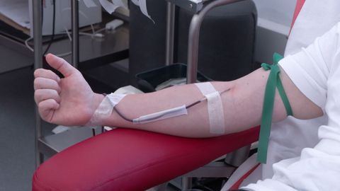 Una persona donando sangre