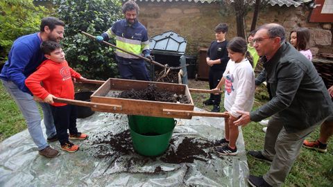 En el colegio de Corvill�n se coloc� un compostero para reciclar las sobras del comedor y otros restos de comida y ayer toc� vaciarlo y llevar el compost al huerto del centro. De ello se encargaron los alumnos con la ayuda de un t�cnico y los pol�ticos.