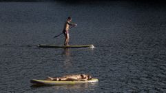 Ba�istas en la playa de A Cova, en O Savi�ao, uno de los lugares m�s visitados de la Ribeira Sacra