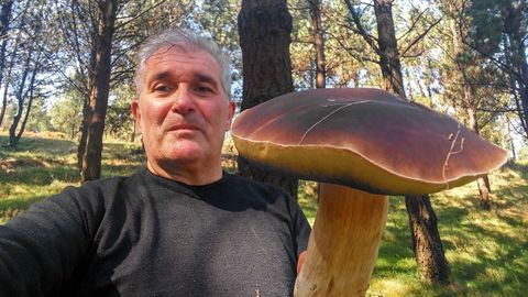 El micólogo Luis Cuba, con un boletus de tamaño imponente hallado en una de sus últimas salidas al monte