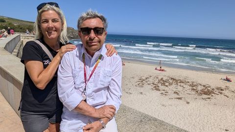 Parada, con su amiga Mar�a, en el paseo de la playa Area Maior de Malpica