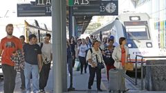 Usuarios en la estaci�n Guixar, en Vigo