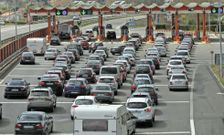 Imagen de un atasco en un �rea de peaje de la autopista del Atl�ntico. 