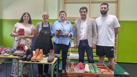 El director xeral de Comercio e Consumo, Gabriel Alén visitó los colegios Antonio Faílde de Cambeo (Coles) y Carmen García Carrasco, (Cenlle), durante una jornada del programa «Artesanía na Escola»