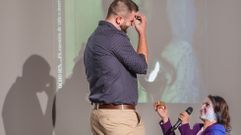 Noelia M�guez, la joven que estuvo a punto de morir a manos de su expareja en Boqueix�n, le pide matrimonio p�blicamente a su novio.Al final de la presentaci�n del libro �Ocho se�ales, cuesti�n de vida o muerte� en la Casa da Cultura de Camporrapado, la protagonista de la historia y coautora del la publicaci�n pidi� la mano a su actual novio, Pablo Ferro, con el que ha descubierto c�mo es el amor verdadero. La santiaguesa y el brion�s planean casarse de el a�o que viene, cuando cumplir�n su sexto a�o como pareja.