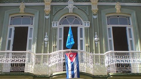 Casa colonial en La Habana con las banderas de Cuba y Asturias en su balcn