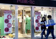 Algunos comercios mantienen llamativos carteles anunciando grandes descuentos. 